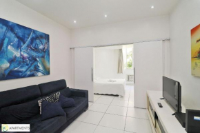 Отель Studio moderno com vista lateral para o mar na quadra da praia em Copacabana!  Рио-Де-Жанейро